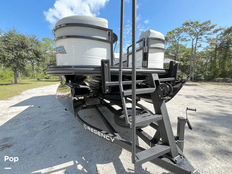 Slide: The Image of Regency 250 DL3 2023 - 15940192