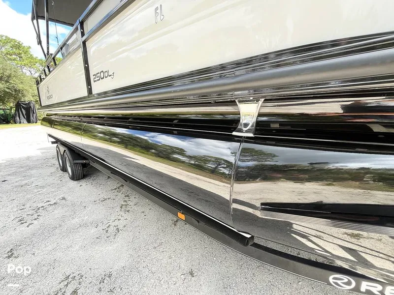 Slide: The Image of Regency 250 DL3 2023 - 15940269