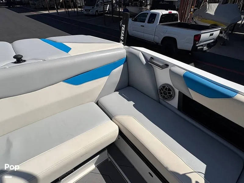 Slide: The Image of Passenger Seating With Storage - 15978135