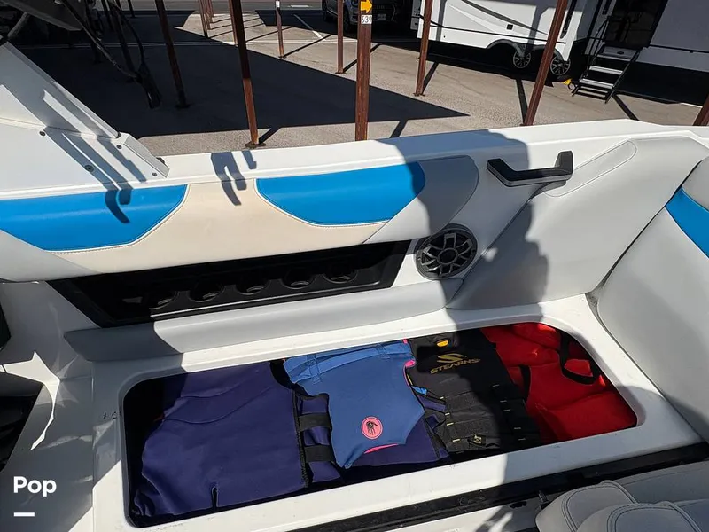 Slide: The Image of Passenger Seating With Storage - 15978136