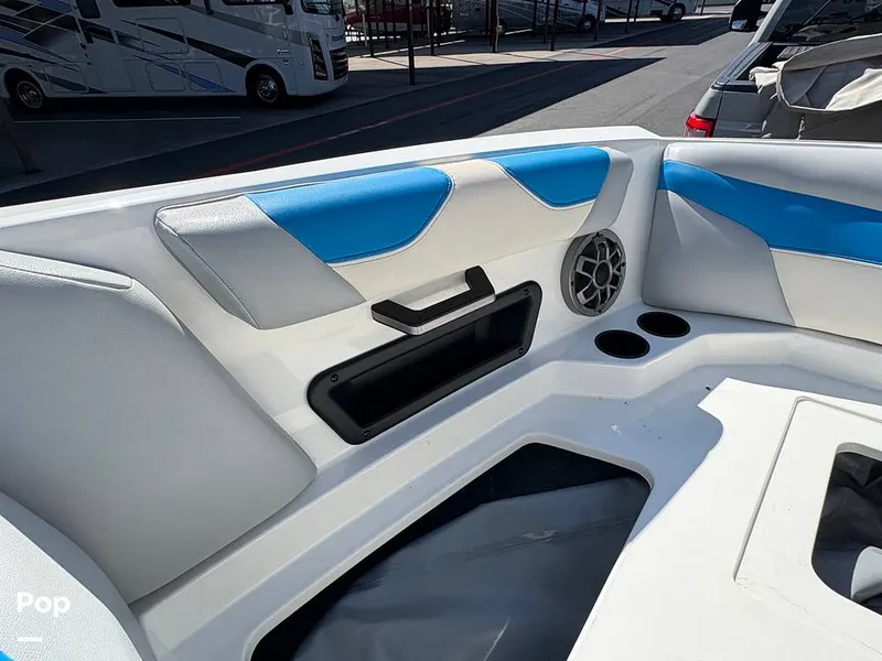 Slide: The Image of Bow Passenger Seating With Storage - 15978147