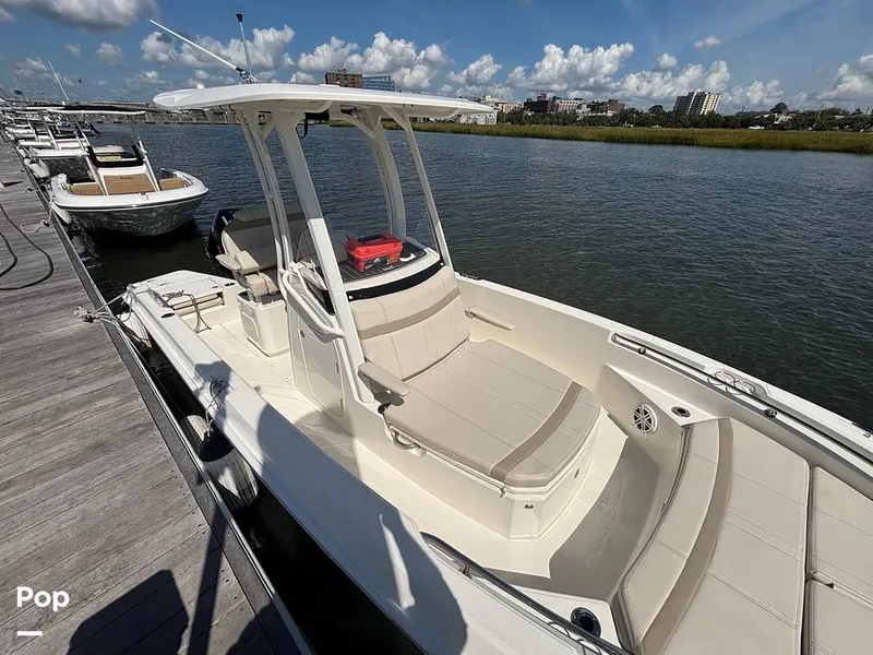 Slide: The Image of Boston Whaler 220 Dauntless 2025 - 15908156