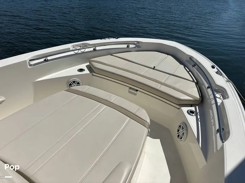 Slide: The Image of Boston Whaler 220 Dauntless 2025 - 15908135