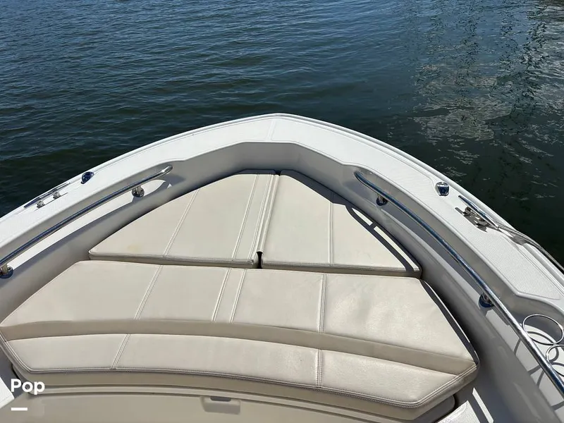 Slide: The Image of Boston Whaler 220 Dauntless 2025 - 15908136