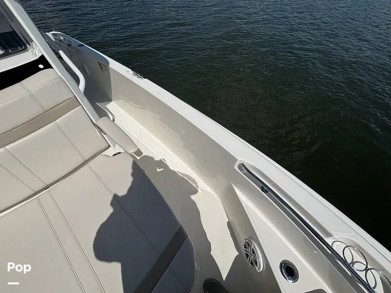 Slide: The Image of Boston Whaler 220 Dauntless 2025 - 15908141