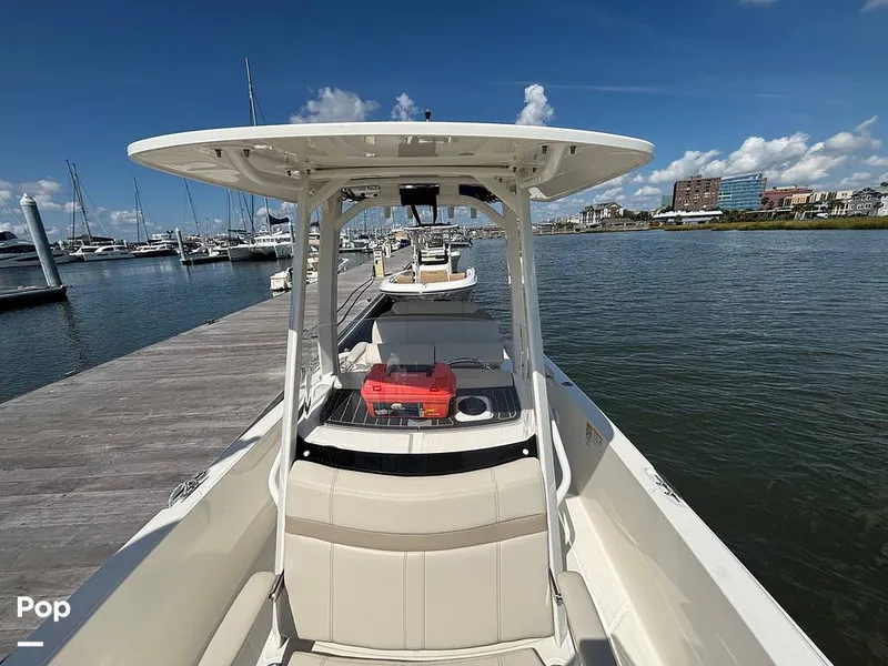 Slide: The Image of Boston Whaler 220 Dauntless 2025 - 15908142