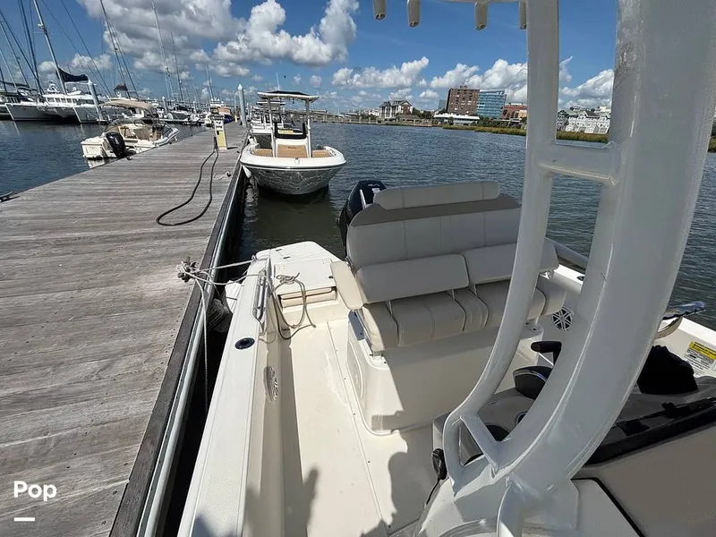 Slide: The Image of Boston Whaler 220 Dauntless 2025 - 15908143
