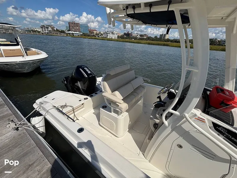 Slide: The Image of Boston Whaler 220 Dauntless 2025 - 15908160