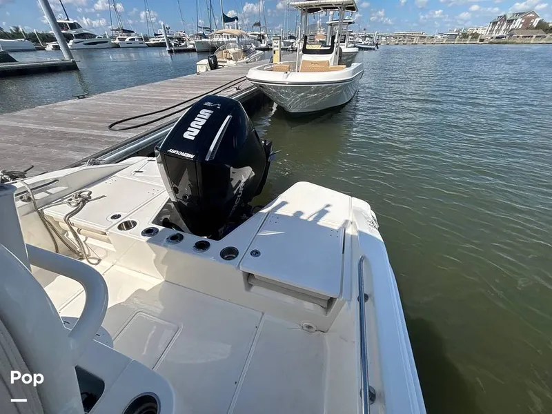 Slide: The Image of Boston Whaler 220 Dauntless 2025 - 15908147
