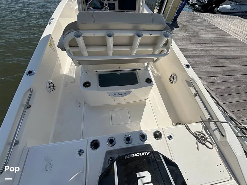 Slide: The Image of Boston Whaler 220 Dauntless 2025 - 15908148