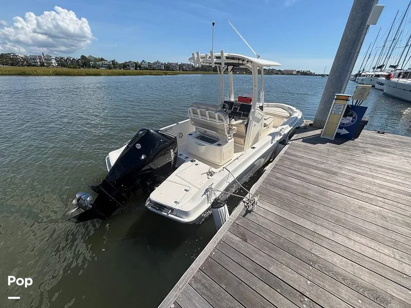 Slide: The Image of Boston Whaler 220 Dauntless 2025 - 15908152
