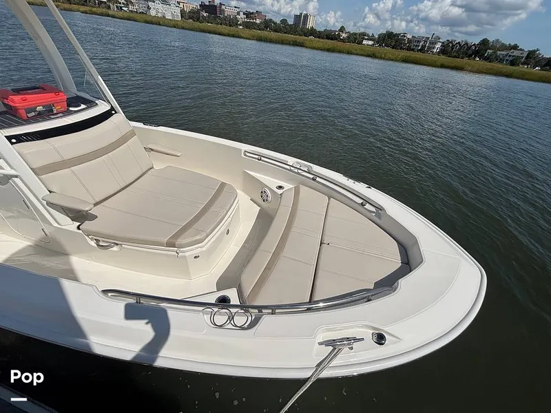 Slide: The Image of Boston Whaler 220 Dauntless 2025 - 15908155