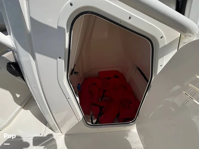 Slide: The Image of Boston Whaler 220 Dauntless 2025 - 15908158