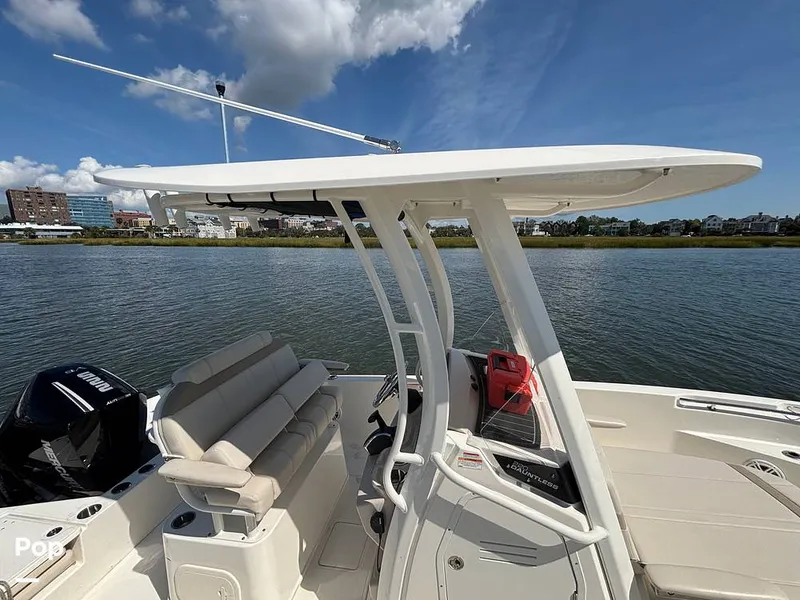 Slide: The Image of Boston Whaler 220 Dauntless 2025 - 15908159