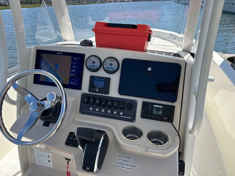Slide: The Image of Boston Whaler 220 Dauntless 2025 - 15908134