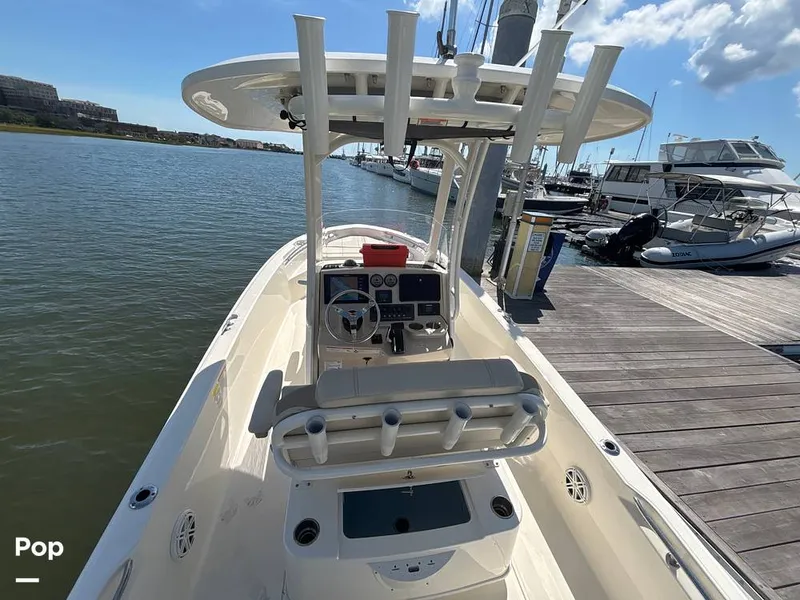 Slide: The Image of Boston Whaler 220 Dauntless 2025 - 15908149