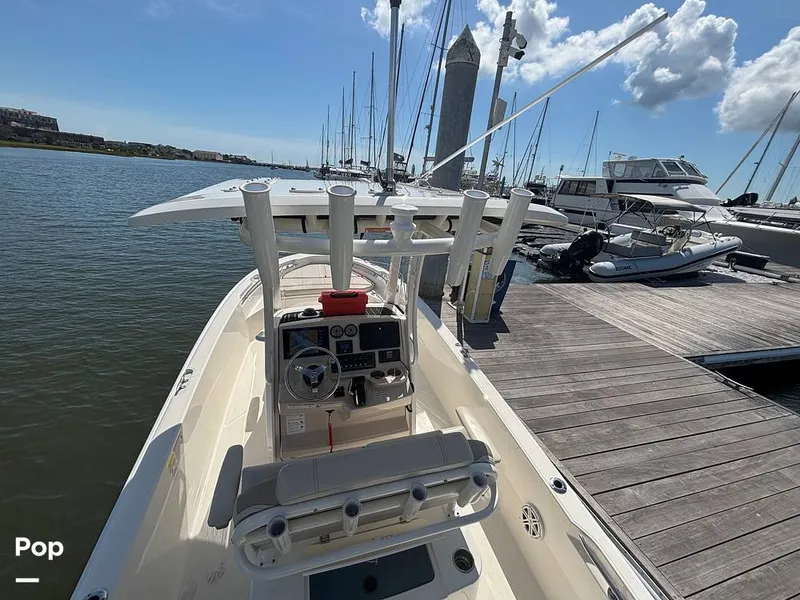 Slide: The Image of Boston Whaler 220 Dauntless 2025 - 15908150