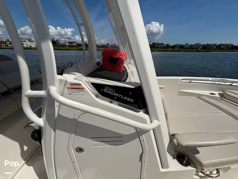 Slide: The Image of Boston Whaler 220 Dauntless 2025 - 15908157