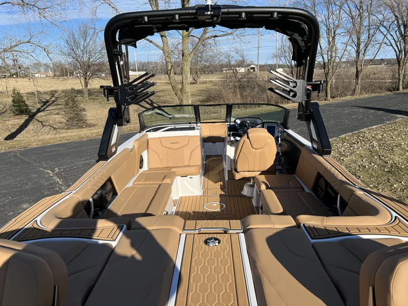 Slide: The Image of Mastercraft XT25 2024 - 10