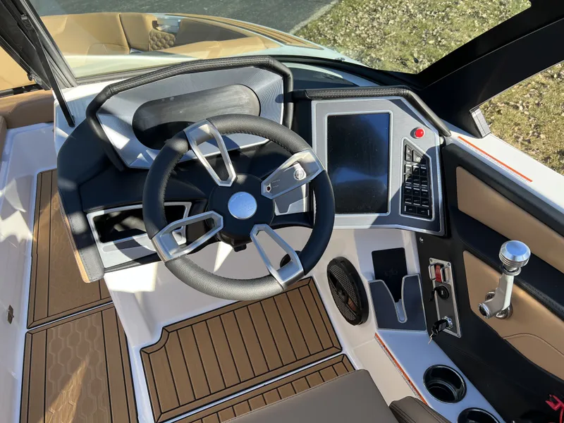 Slide: The Image of Mastercraft XT25 2024 - 18