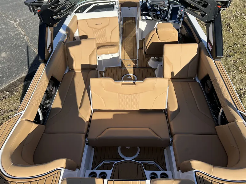 Slide: The Image of Mastercraft XT25 2024 - 24