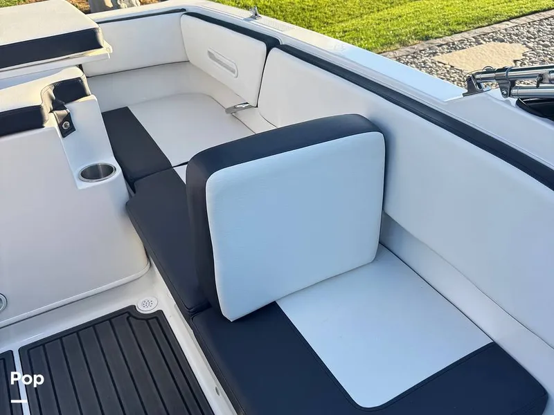 Slide: The Image of Bayliner VR4 2021 - 15939580