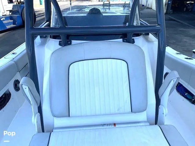 Slide: The Image of Center Console Front Seating With Armrest. - 16016926