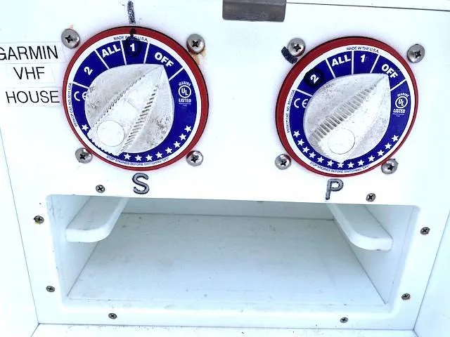 Slide: The Image of Dual Battery Switches. - 16017456