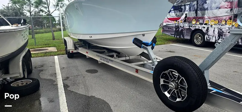 Slide: The Image of Sea Hunt Ultra 255 SE 2025 - 15944182