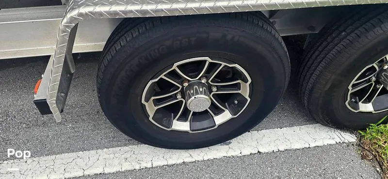 Slide: The Image of Sea Hunt Ultra 255 SE 2025 - 15944196