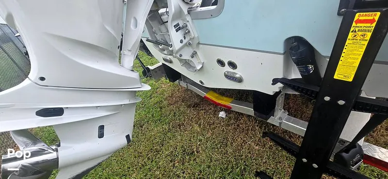 Slide: The Image of Sea Hunt Ultra 255 SE 2025 - 15944072