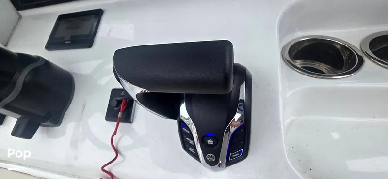 Slide: The Image of Sea Hunt Ultra 255 SE 2025 - 15944142