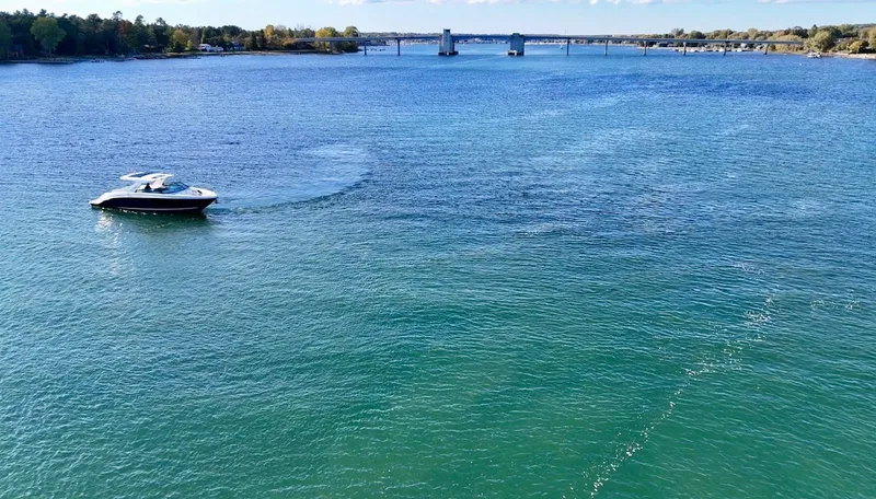 Slide: The Image of Sea Ray 400 SLX 2022 - 10