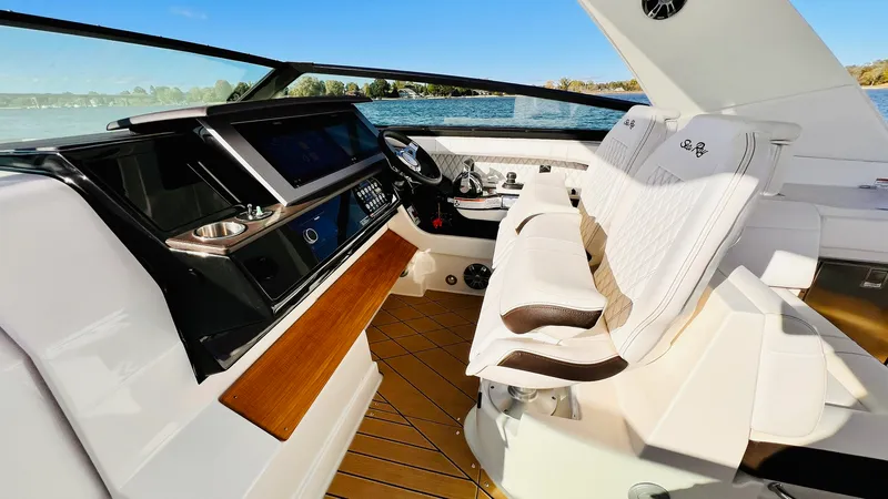 Slide: The Image of Sea Ray 400 SLX 2022 - 41