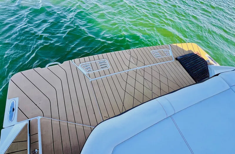 Slide: The Image of Sea Ray 400 SLX 2022 - 21