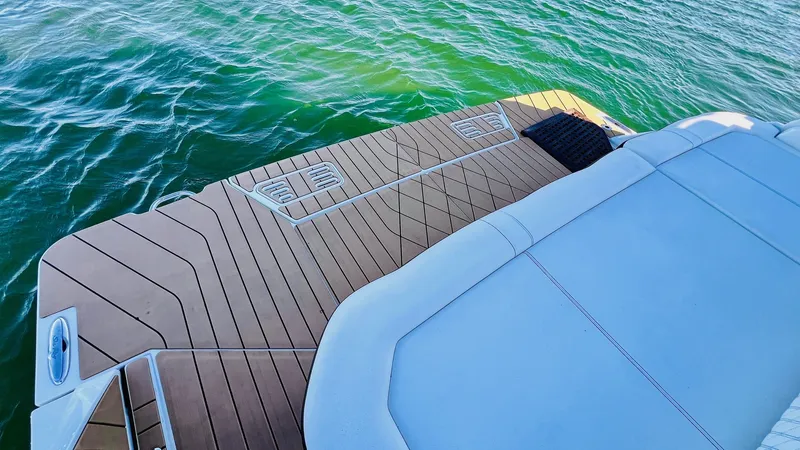 Slide: The Image of Sea Ray 400 SLX 2022 - 22