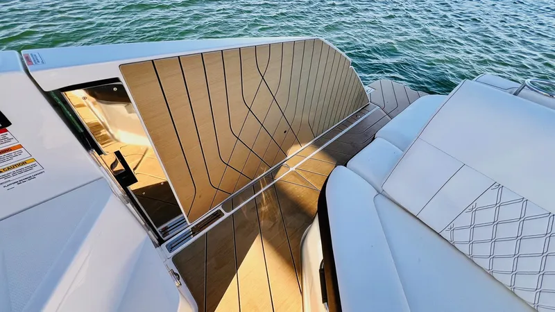 Slide: The Image of Sea Ray 400 SLX 2022 - 25