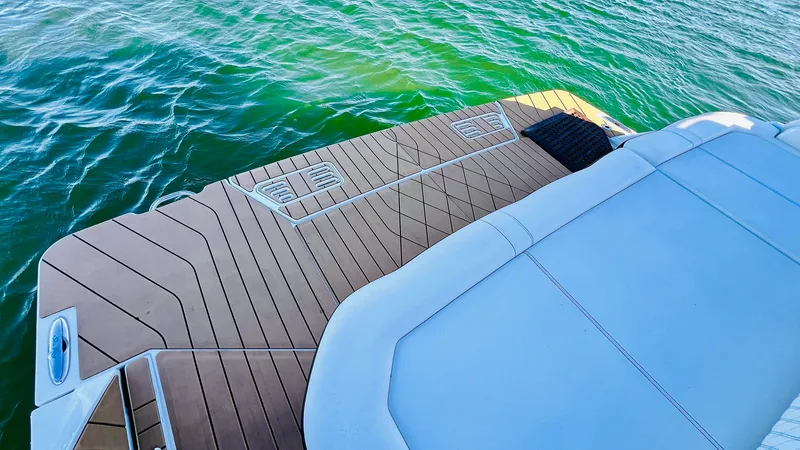 Slide: The Image of Sea Ray 400 SLX 2022 - 22