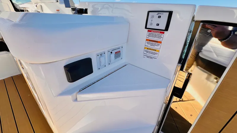 Slide: The Image of Sea Ray 400 SLX 2022 - 26