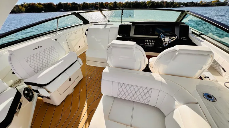 Slide: The Image of Sea Ray 400 SLX 2022 - 29