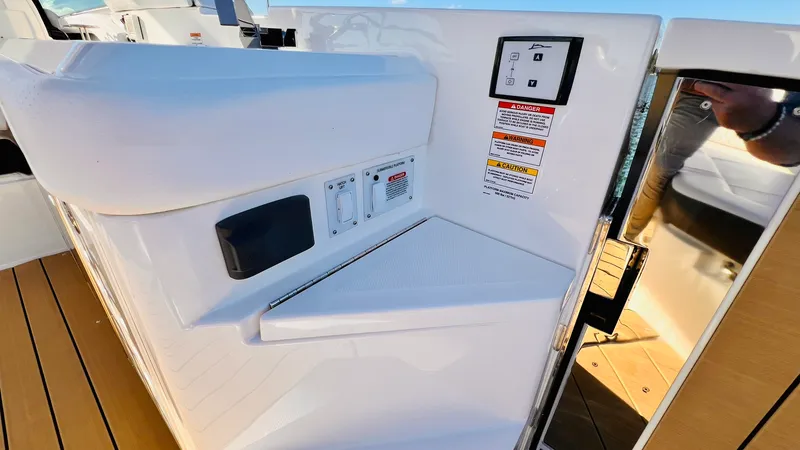 Slide: The Image of Sea Ray 400 SLX 2022 - 26