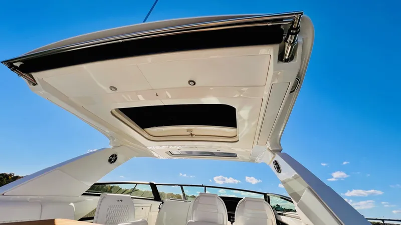 Slide: The Image of Sea Ray 400 SLX 2022 - 31