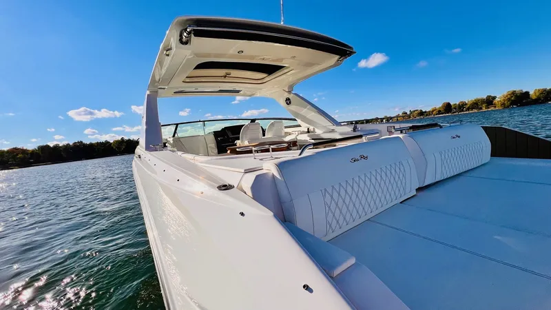 Slide: The Image of Sea Ray 400 SLX 2022 - 33