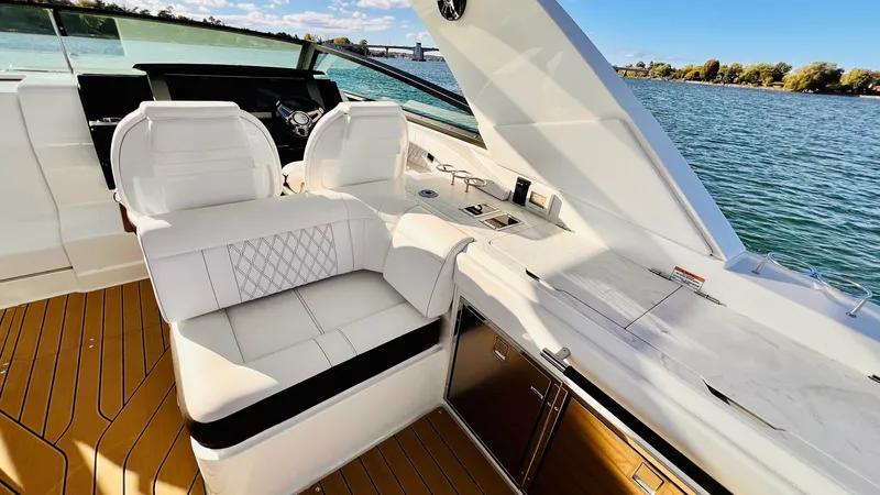 Slide: The Image of Sea Ray 400 SLX 2022 - 34
