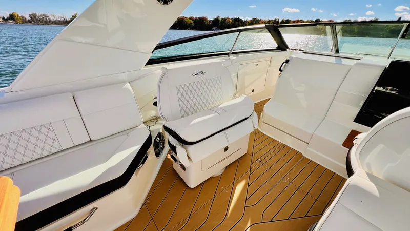 Slide: The Image of Sea Ray 400 SLX 2022 - 35