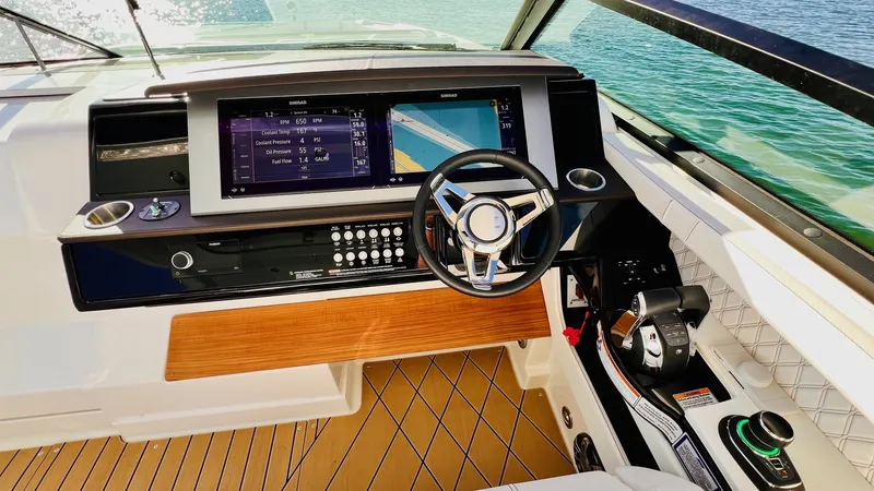 Slide: The Image of Sea Ray 400 SLX 2022 - 37