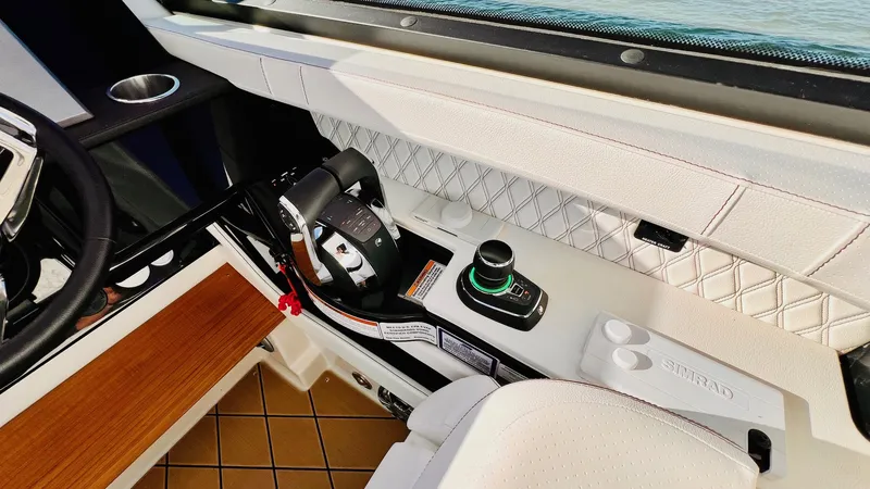 Slide: The Image of Sea Ray 400 SLX 2022 - 38