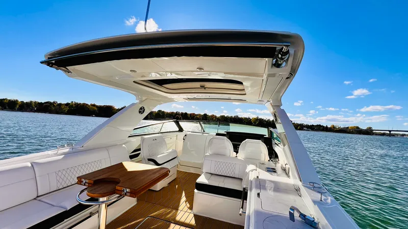 Slide: The Image of Sea Ray 400 SLX 2022 - 30