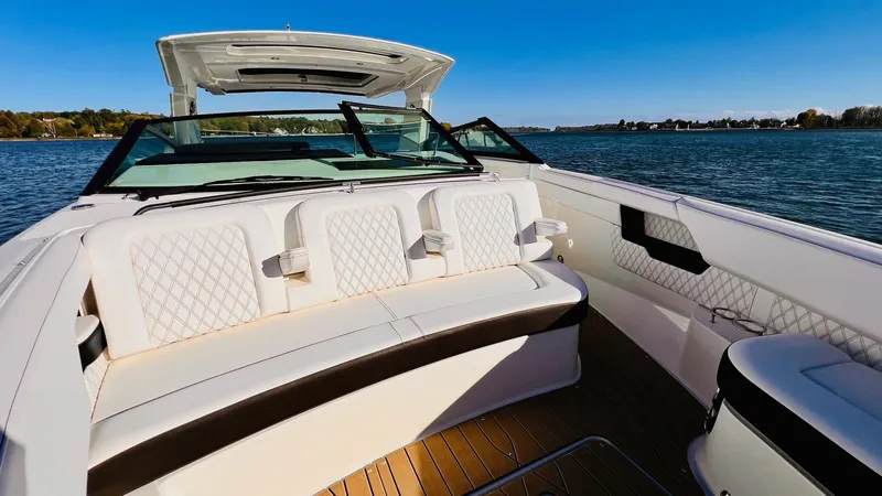 Slide: The Image of Sea Ray 400 SLX 2022 - 47