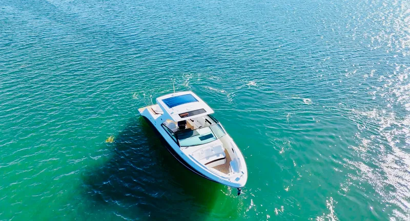 Slide: The Image of Sea Ray 400 SLX 2022 - 16